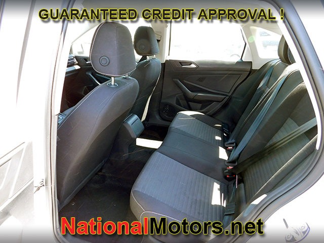 Volkswagen Jetta Vehicle Full-screen Gallery Image 08