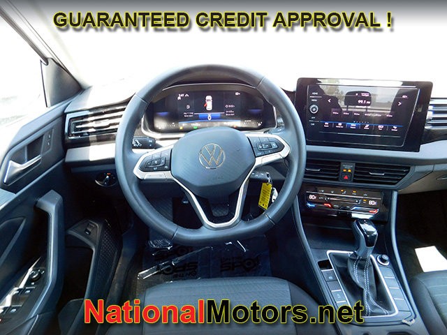 Volkswagen Jetta Vehicle Full-screen Gallery Image 09