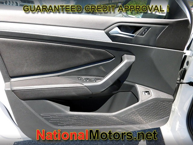 Volkswagen Jetta Vehicle Full-screen Gallery Image 10