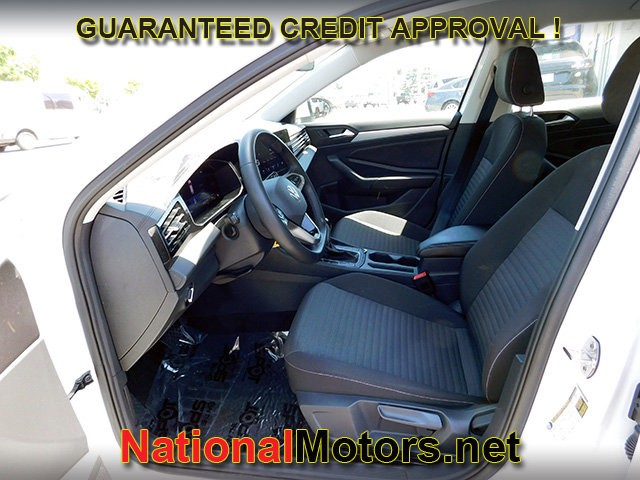 Volkswagen Jetta Vehicle Full-screen Gallery Image 11