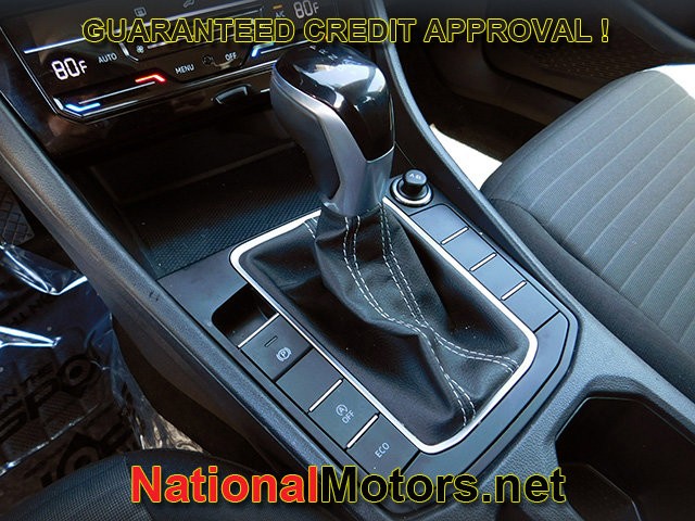 Volkswagen Jetta Vehicle Full-screen Gallery Image 15