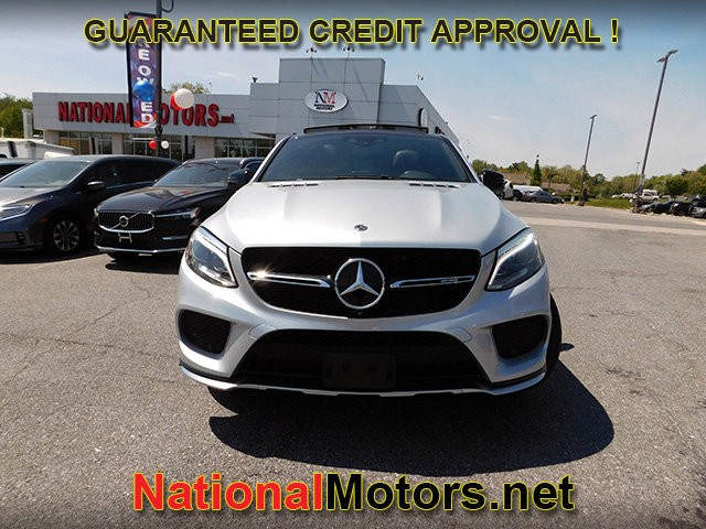 Mercedes-Benz GLE Vehicle Full-screen Gallery Image 03