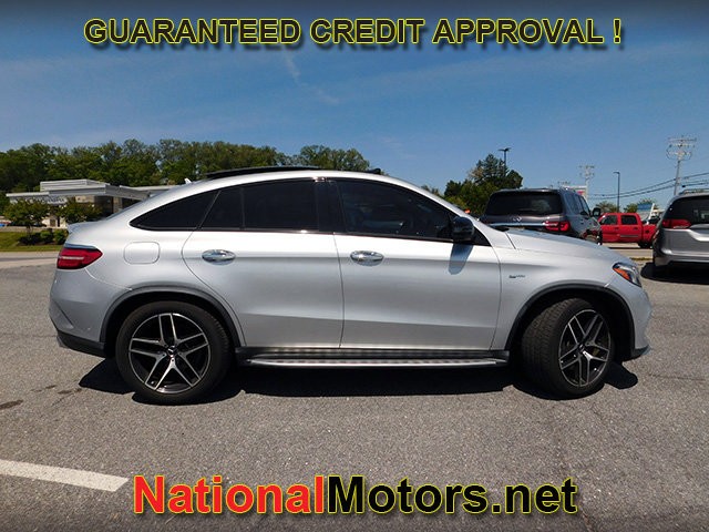 Mercedes-Benz GLE Vehicle Full-screen Gallery Image 04