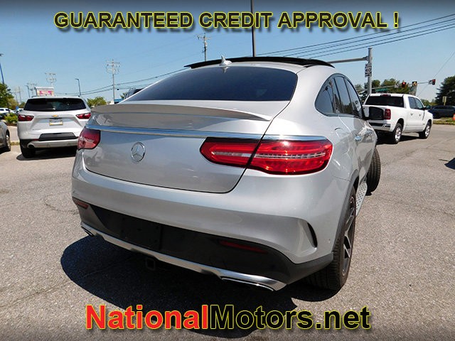 Mercedes-Benz GLE Vehicle Full-screen Gallery Image 05