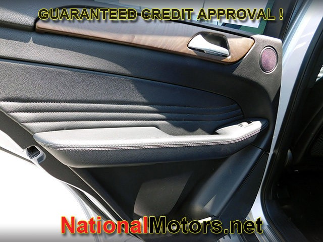 Mercedes-Benz GLE Vehicle Full-screen Gallery Image 11