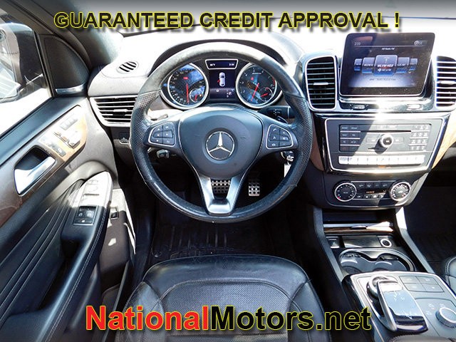 Mercedes-Benz GLE Vehicle Full-screen Gallery Image 14