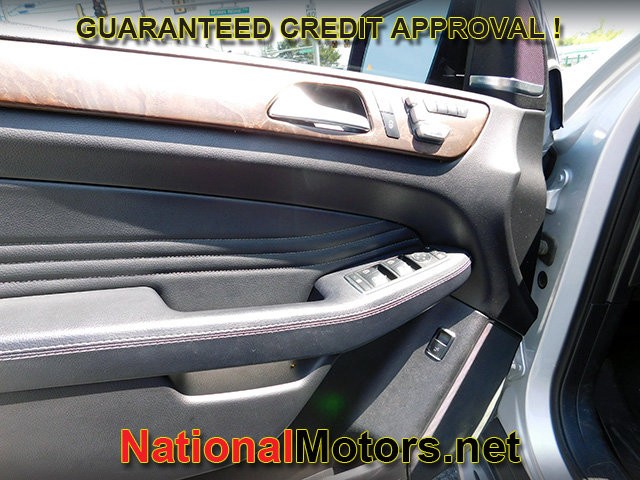 Mercedes-Benz GLE Vehicle Full-screen Gallery Image 15