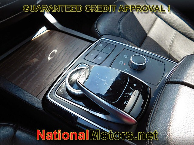 Mercedes-Benz GLE Vehicle Full-screen Gallery Image 22