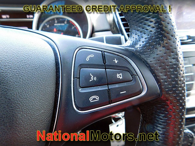 Mercedes-Benz GLE Vehicle Full-screen Gallery Image 23