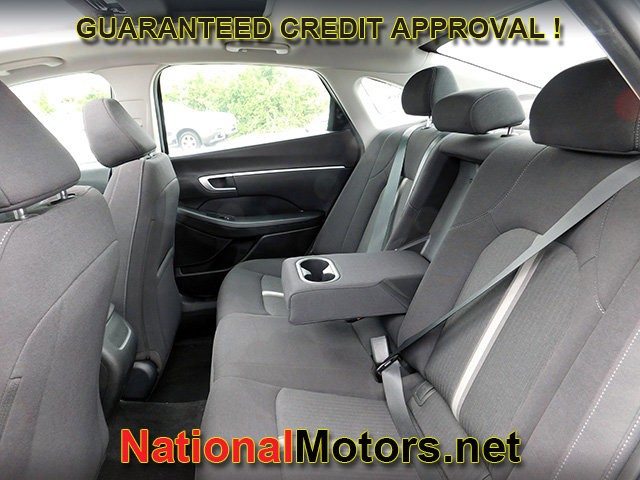 Hyundai Sonata Vehicle Full-screen Gallery Image 09