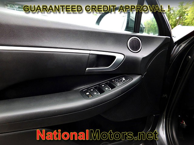 Hyundai Sonata Vehicle Full-screen Gallery Image 11