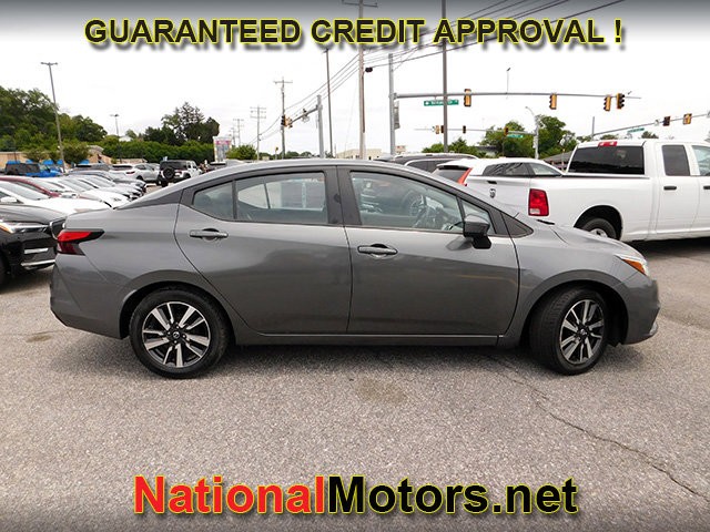 Nissan Versa Vehicle Full-screen Gallery Image 04