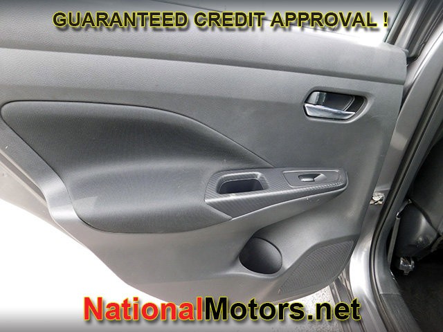 Nissan Versa Vehicle Full-screen Gallery Image 08