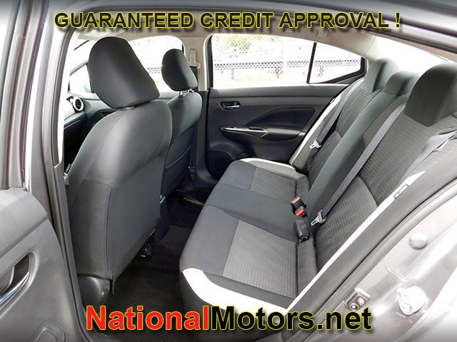 Nissan Versa Vehicle Full-screen Gallery Image 09