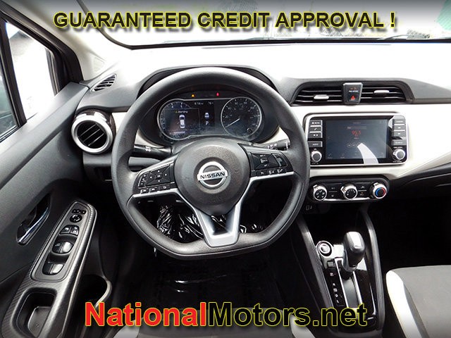 Nissan Versa Vehicle Full-screen Gallery Image 10