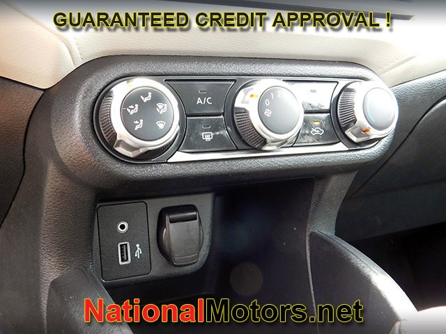 Nissan Versa Vehicle Full-screen Gallery Image 15