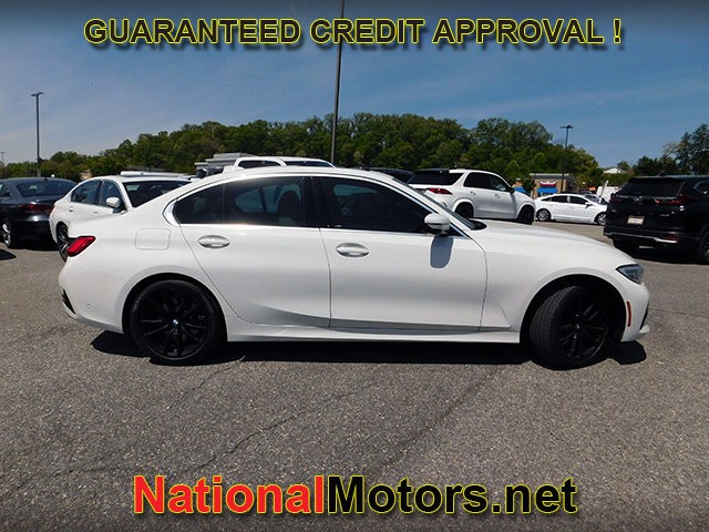 BMW 3 Series Vehicle Full-screen Gallery Image 04