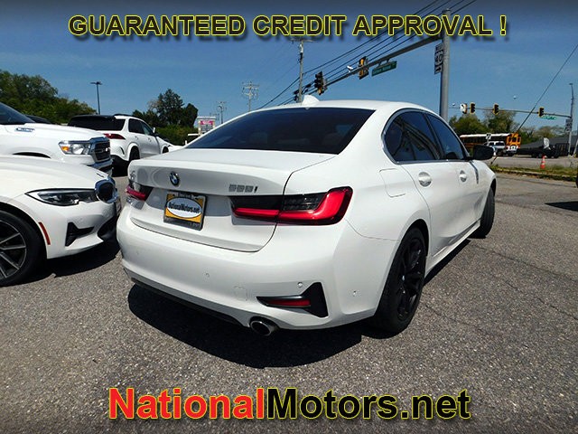 BMW 3 Series Vehicle Full-screen Gallery Image 05