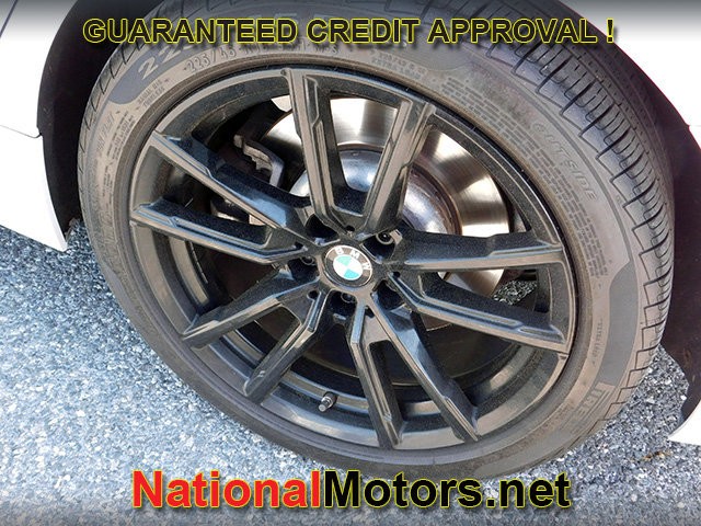 BMW 3 Series Vehicle Full-screen Gallery Image 08