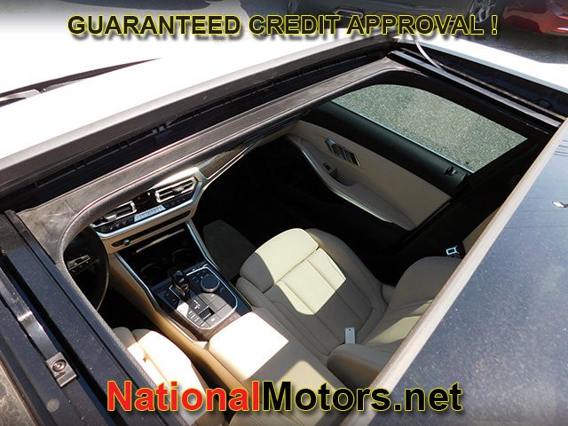 BMW 3 Series Vehicle Full-screen Gallery Image 09