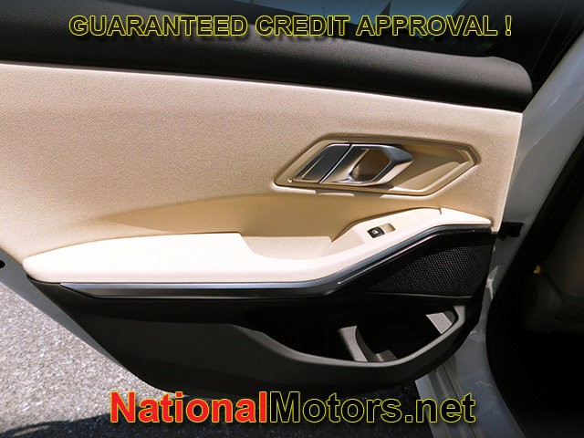 BMW 3 Series Vehicle Full-screen Gallery Image 10