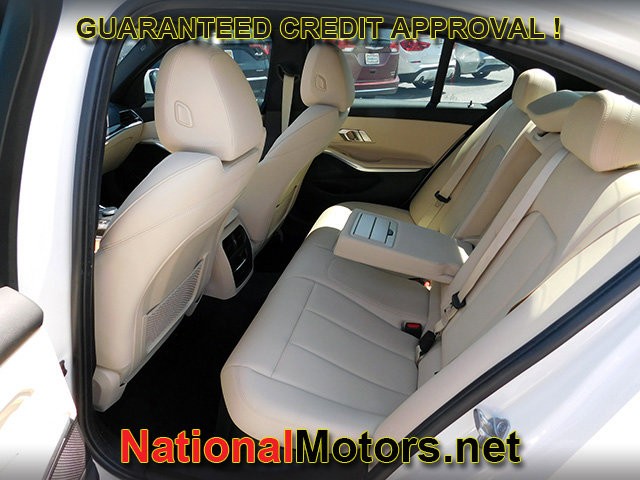 BMW 3 Series Vehicle Full-screen Gallery Image 11