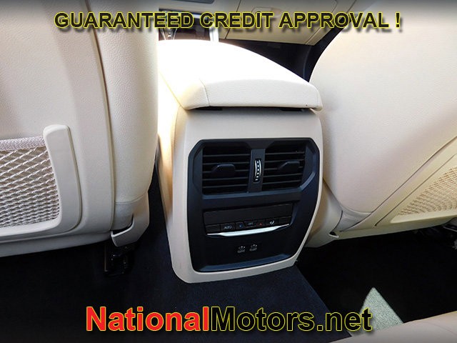 BMW 3 Series Vehicle Full-screen Gallery Image 12