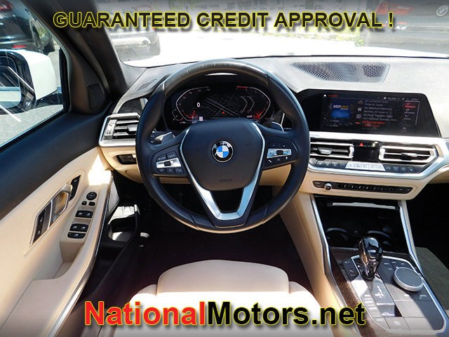 BMW 3 Series Vehicle Full-screen Gallery Image 13