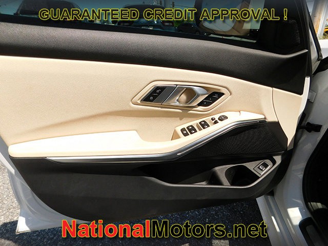 BMW 3 Series Vehicle Full-screen Gallery Image 14
