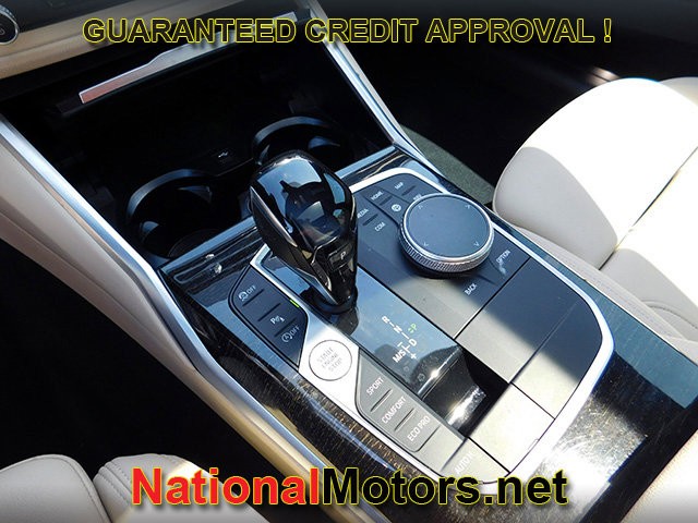 BMW 3 Series Vehicle Full-screen Gallery Image 21