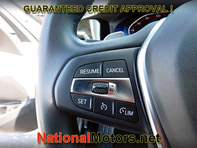 BMW 3 Series Vehicle Full-screen Gallery Image 23
