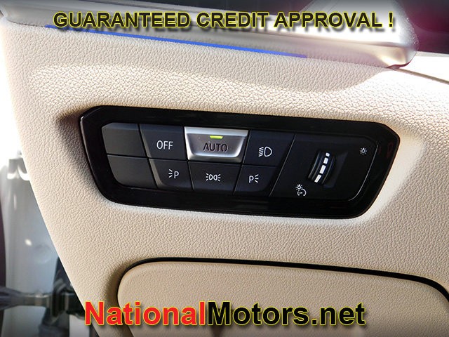 BMW 3 Series Vehicle Full-screen Gallery Image 25