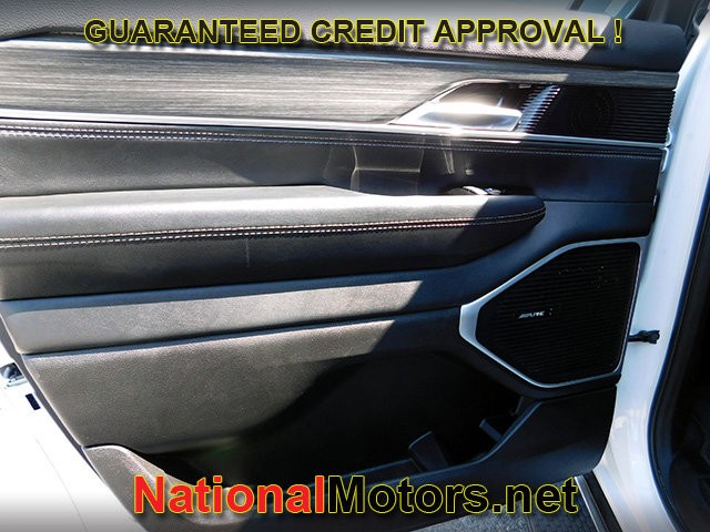 Jeep Wagoneer L Vehicle Full-screen Gallery Image 12