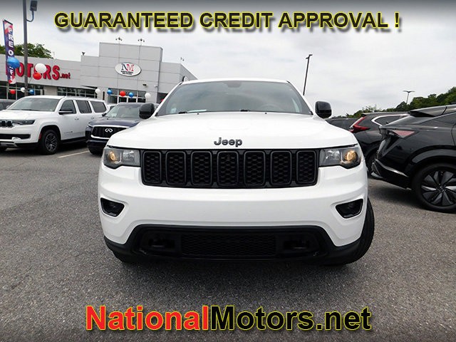 Jeep Grand Cherokee Vehicle Full-screen Gallery Image 02
