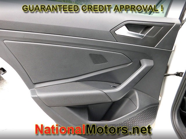Volkswagen Jetta GLI Vehicle Full-screen Gallery Image 08