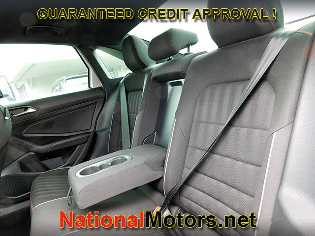 Volkswagen Jetta GLI Vehicle Full-screen Gallery Image 09