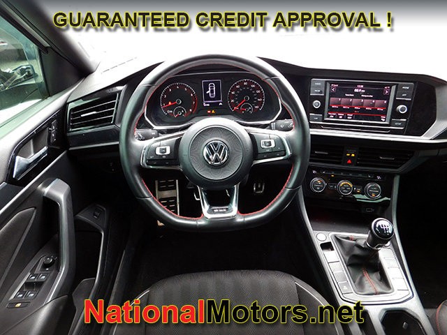 Volkswagen Jetta GLI Vehicle Full-screen Gallery Image 10