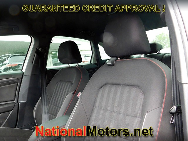Volkswagen Jetta GLI Vehicle Full-screen Gallery Image 12