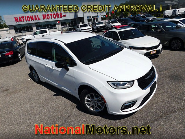 Chrysler Pacifica Vehicle Full-screen Gallery Image 02