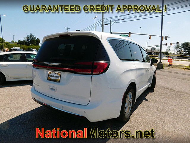 Chrysler Pacifica Vehicle Full-screen Gallery Image 05