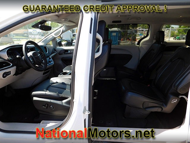 Chrysler Pacifica Vehicle Full-screen Gallery Image 10