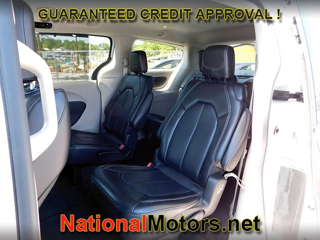 Chrysler Pacifica Vehicle Full-screen Gallery Image 11