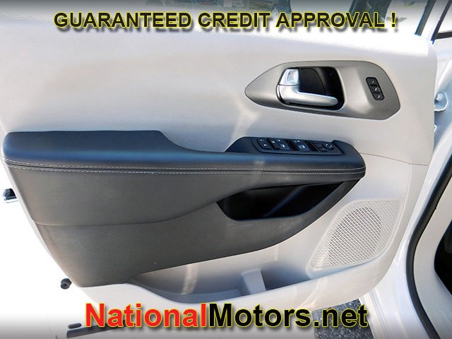 Chrysler Pacifica Vehicle Full-screen Gallery Image 12