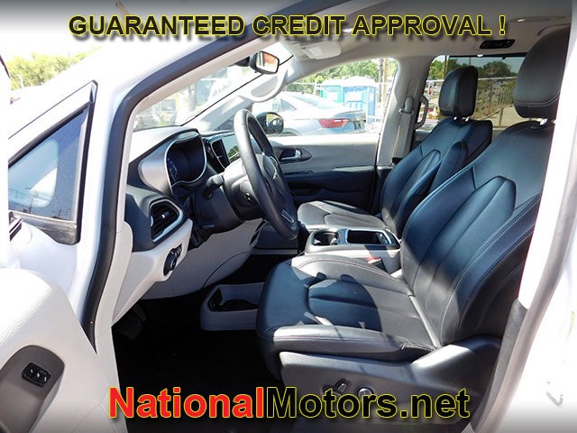 Chrysler Pacifica Vehicle Full-screen Gallery Image 13