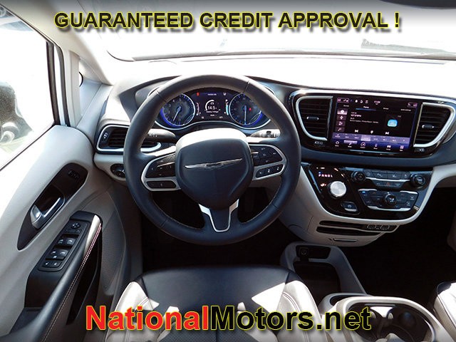 Chrysler Pacifica Vehicle Full-screen Gallery Image 14