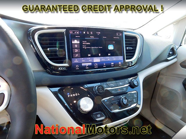Chrysler Pacifica Vehicle Full-screen Gallery Image 16