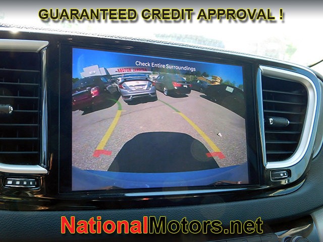 Chrysler Pacifica Vehicle Full-screen Gallery Image 17