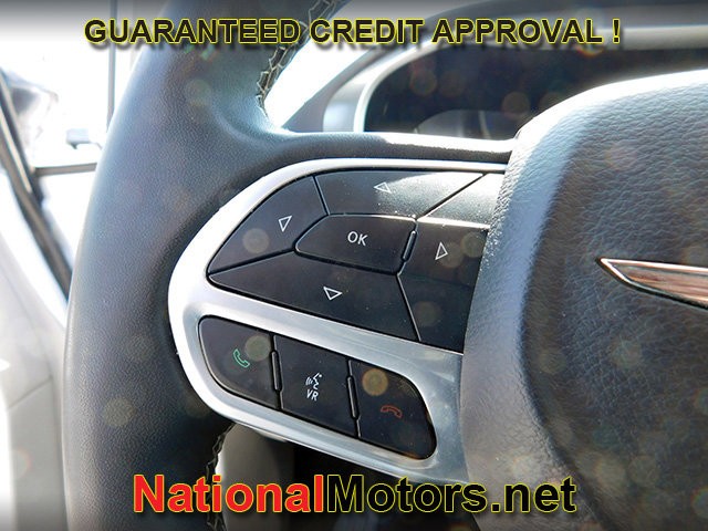 Chrysler Pacifica Vehicle Full-screen Gallery Image 21