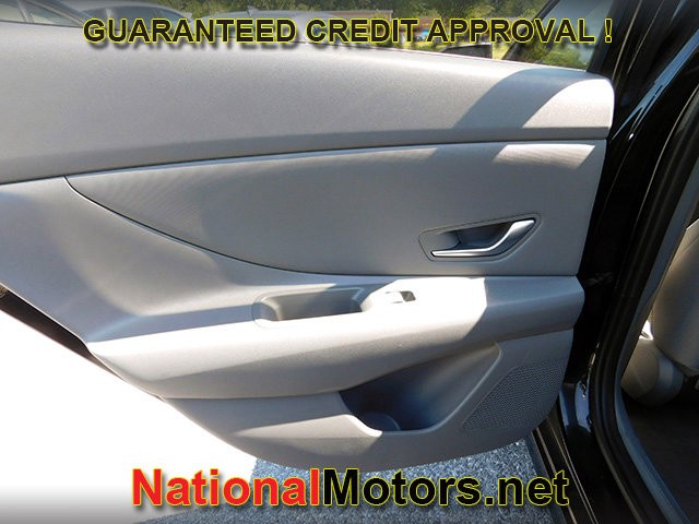 Hyundai Elantra Vehicle Full-screen Gallery Image 08
