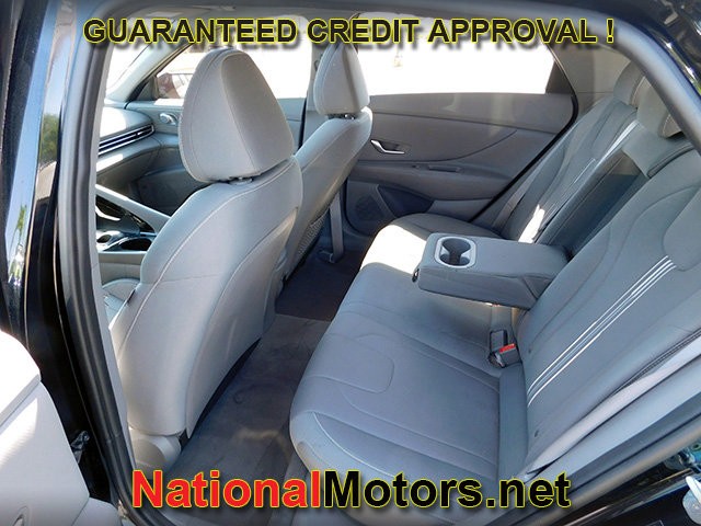 Hyundai Elantra Vehicle Full-screen Gallery Image 09